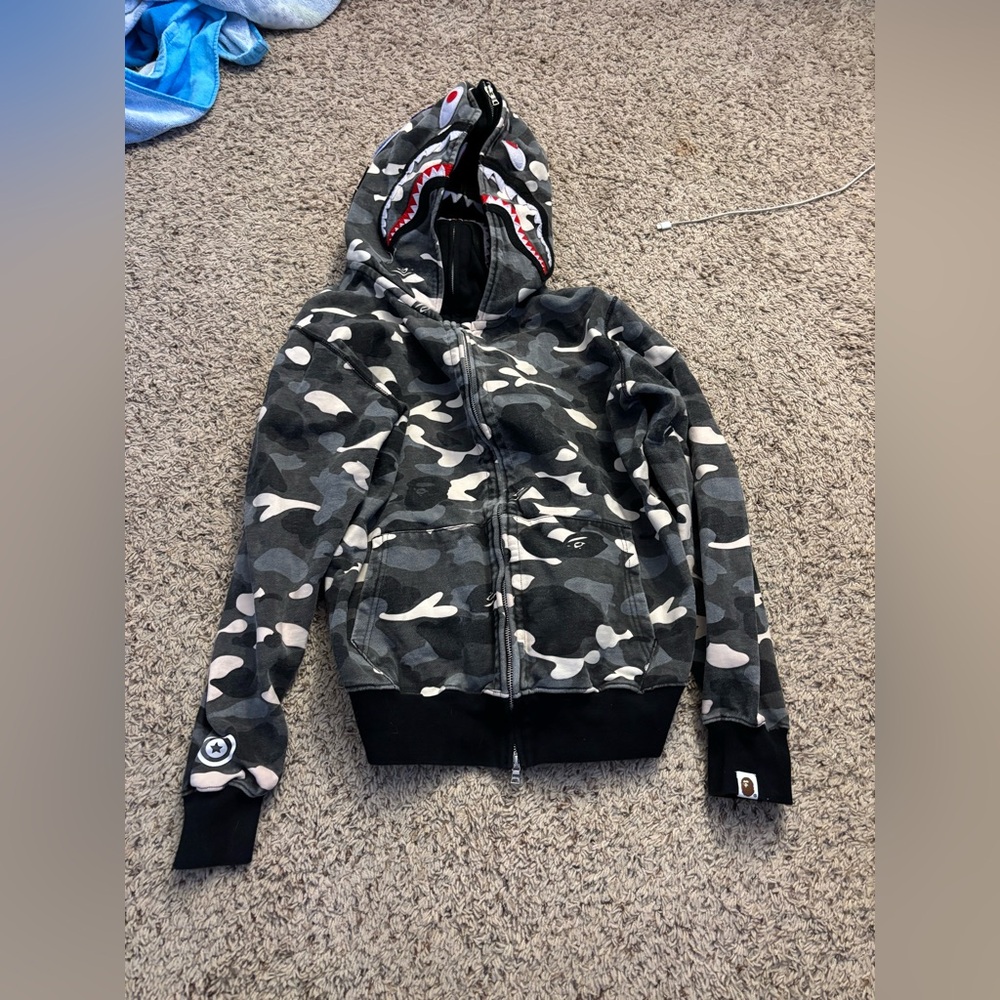 Bape hoodie
size medium
Good condition only worn a few times
Glow in the dark